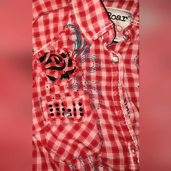 Roar Women's Western Rodeo Red Punchy Plaid Long Sleeved Top Size Medium - Picture 5 of 6